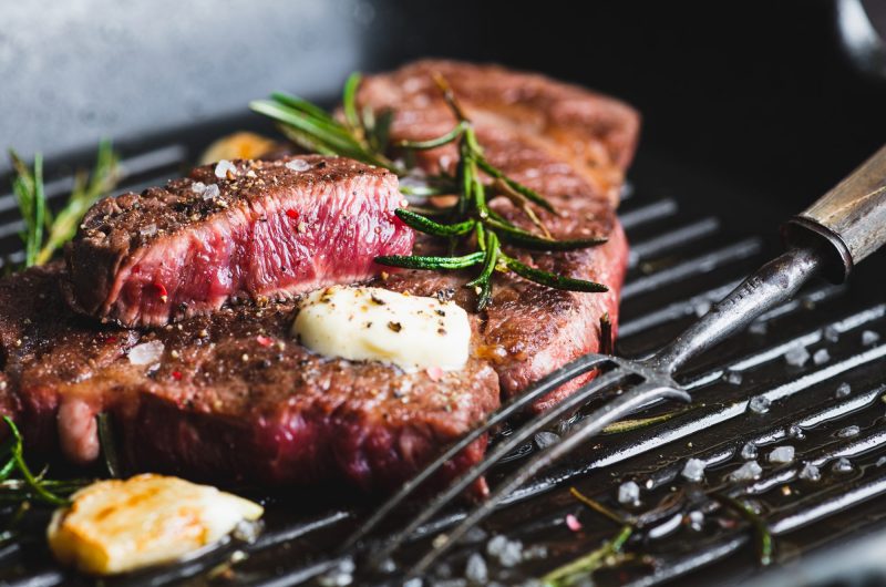 Délicieuse recette de bavette de bœuf poêlée au beurre maître d'hôtel maison