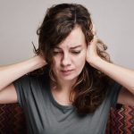 Sensation de pression dans les oreilles : causes, symptômes et solutions pour retrouver votre confort auditif