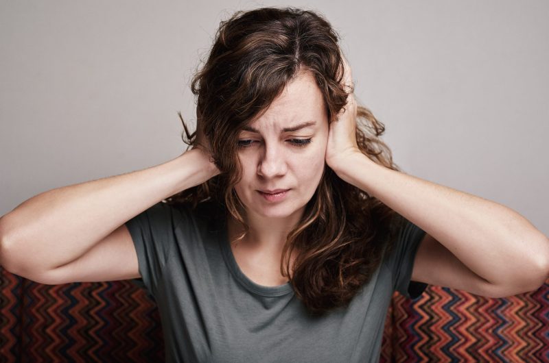 Sensation de pression dans les oreilles : causes, symptômes et solutions pour retrouver votre confort auditif