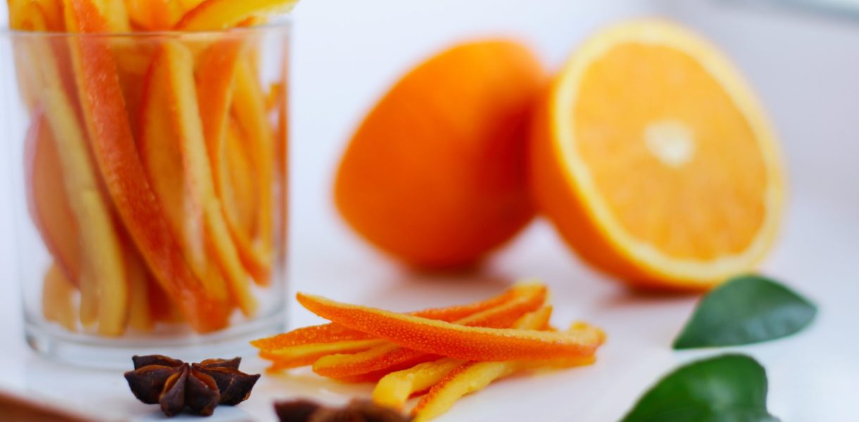 Stop, ne jetez plus vos épluchures d'oranges : découvrez leurs incroyables utilisations !