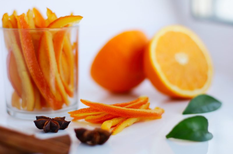 Stop, ne jetez plus vos épluchures d'oranges : découvrez leurs incroyables utilisations !