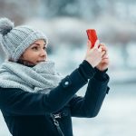 Adoptez l'écharpe avec style cet hiver : 5 façons tendance de la nouer
