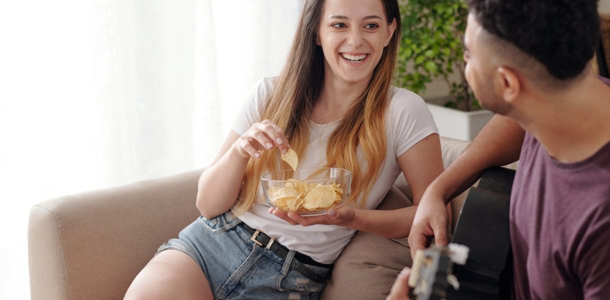 Humour et séduction : pourquoi les femmes sont-elles charmées par les hommes drôles ?