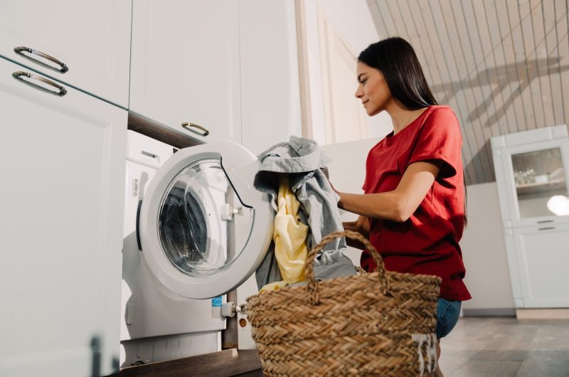 Lave-linge : 5 erreurs que tout le monde fait à éviter absolument pour préserver votre appareil et votre linge