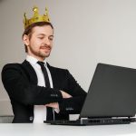 Le roi du narcissisme dans le zodiaque : quel signe détient la couronne ?