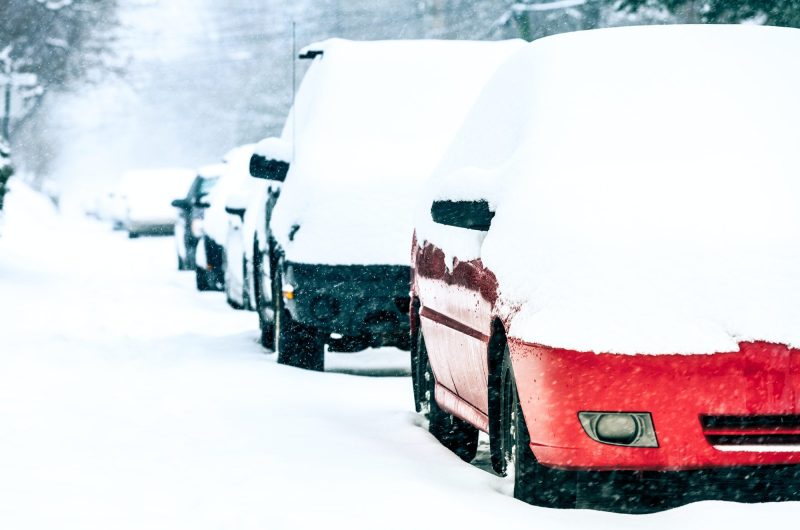 Les 12 objets à bannir de votre voiture en hiver : restez prudents face au froid glacial