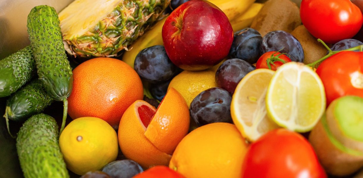 Les fruits et légumes à savourer sans éplucher : un trésor de nutriments à portée de main
