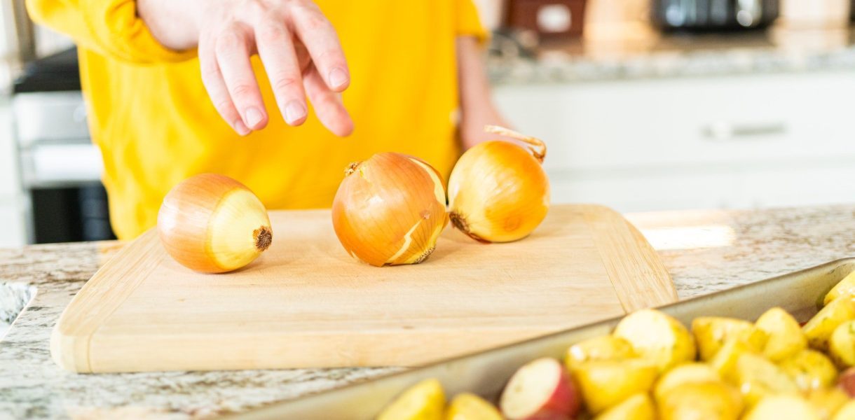 Les secrets pour préserver vos oignons coupés sans pour autant embaumer votre réfrigérateur