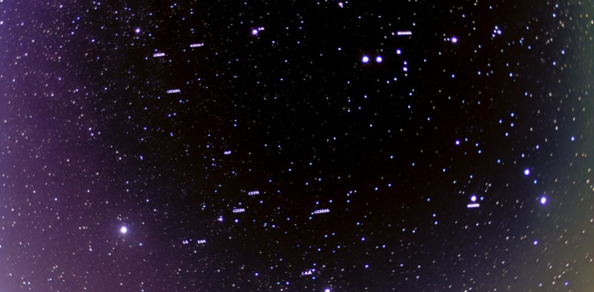 Un ciel étoilé avec différentes constellations visibles.