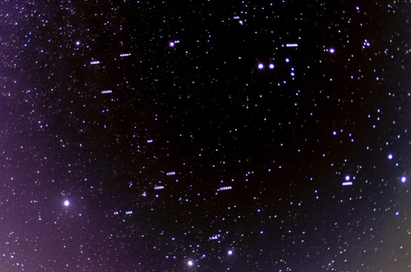 Un ciel étoilé avec différentes constellations visibles.