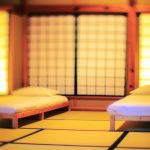 Deux lits simples séparés dans une chambre à coucher japonaise traditionnelle.