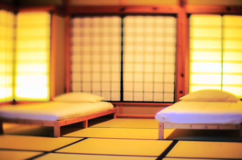 Deux lits simples séparés dans une chambre à coucher japonaise traditionnelle.