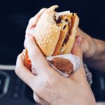 Qui a inventé le Hamburger ? Histoire, origines et controverses !