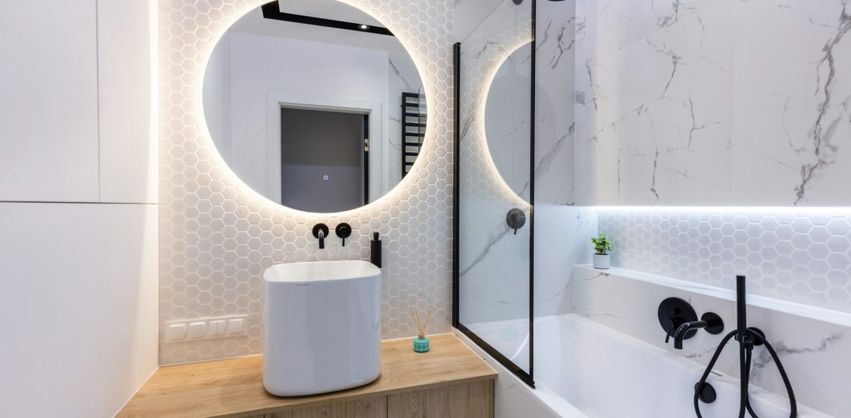 Optimisez votre espace : Conseils astucieux pour aménager de petites salles de bains alliant confort et esthétisme
