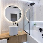 Optimisez votre espace : Conseils astucieux pour aménager de petites salles de bains alliant confort et esthétisme