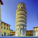 Un bâtiment célèbre qui a subi des erreurs architecturales coûteuses, comme la Tour de Pise en Italie.