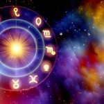 Un cercle de douze symboles astrologiques avec un symbole mis en évidence ou illuminé.
