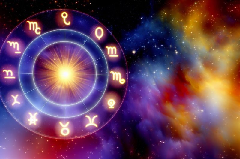 Un cercle de douze symboles astrologiques avec un symbole mis en évidence ou illuminé.