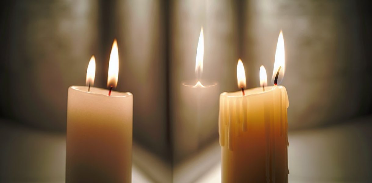 Deux bougies jumelles, l'une brûlant vivement tandis que l'autre est éteinte et semble lointaine.