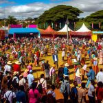 Une foule colorée et animée participant à un festival culturel en plein air.