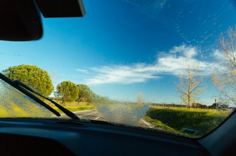 Les mystérieux points noirs sur le pare-brise de votre voiture : découvrez leur véritable utilité !