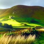 Un paysage de la nature en Irlande, avec des collines verdoyantes et un château ancien en arrière-plan.
