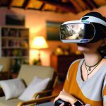 Une personne utilisant un casque de réalité virtuelle pour explorer un paysage exotique.