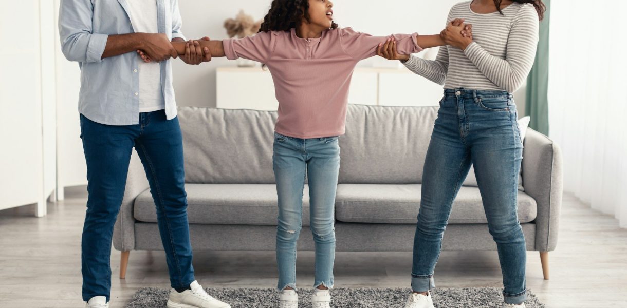 9 signes subtils qui révèlent que vous compromettez le bien-être de vos enfants pendant le divorce