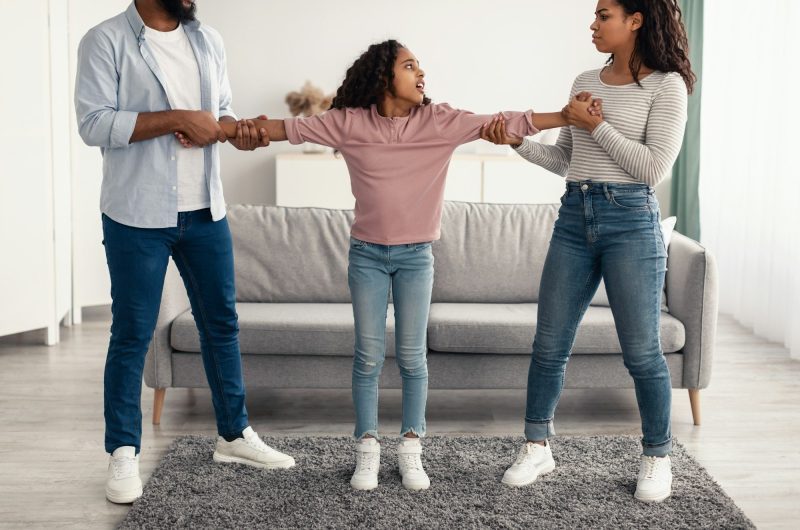 9 signes subtils qui révèlent que vous compromettez le bien-être de vos enfants pendant le divorce