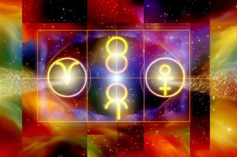 Quatre symboles astrologiques brillants sur un fond de ciel étoilé.