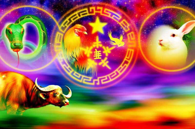 Cinq figurines d'animaux représentant les signes du zodiaque chinois disposées sur un calendrier ouvert à la date du 14 mars 2024.