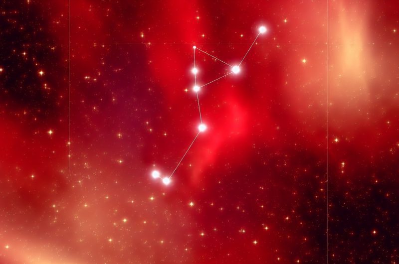 Un ciel étoilé avec des constellations clairement visibles, peut-être avec une légère teinte de rouge pour symboliser l'amour et la passion.