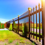 Plusieurs types de clôtures de jardin robustes et durables, comme le métal, le bois ou le PVC, alignées côte à côte pour la comparaison.