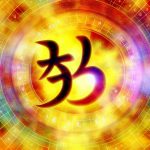 Deux symboles de signes astrologiques chinois placés devant un calendrier.