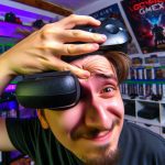 Un gamer enlevant son casque de réalité virtuelle pour révéler un creux visible sur sa tête.
