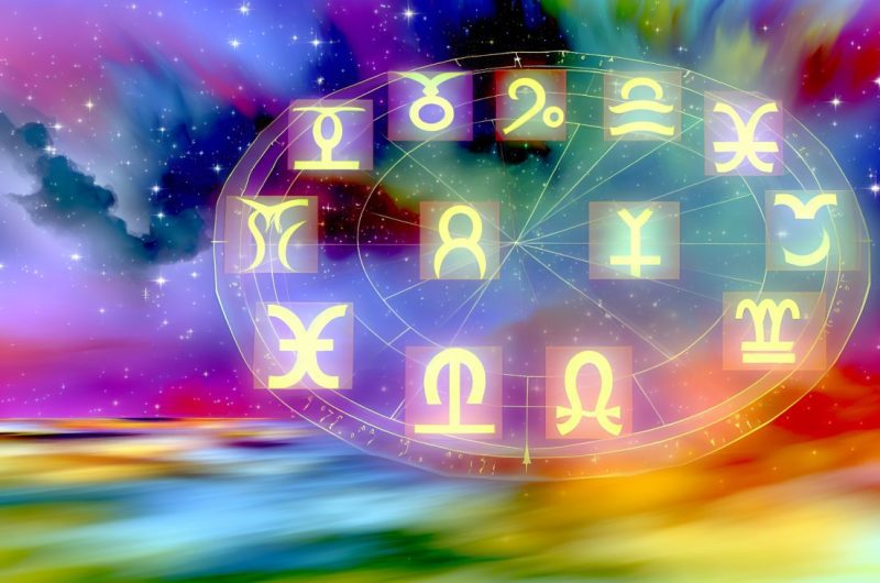 Une représentation des douze signes du zodiaque disposés en cercle, avec un cœur au centre.