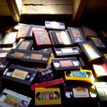 Une pile de cassettes VHS de dessins animés poussiéreuses trouvées dans un grenier.