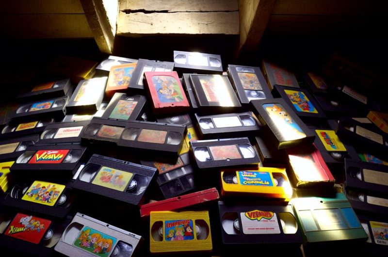 Une pile de cassettes VHS de dessins animés poussiéreuses trouvées dans un grenier.