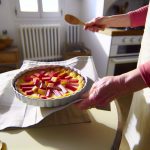 Clafoutis à la rhubarbe : une recette facile et rapide à préparer pour régaler vos papilles