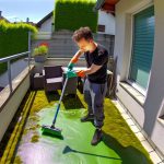 Comment éliminer efficacement la mousse verte sur votre balcon ou terrasse