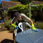 Le guide ultime pour nettoyer et raviver votre table de jardin en plastique