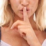 Les faux-semblants de la politesse : 9 expressions courantes qui cachent en réalité des impolitesses