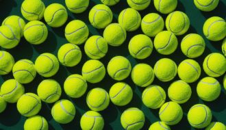 Pourquoi les balles de tennis sont-elles jaunes ? Un éclairage sur leurs couleurs et leur histoire