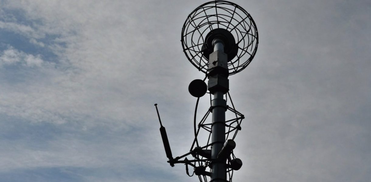 Pourquoi notre corps améliore-t-il la réception lorsqu'on touche l'antenne d'une radio ?