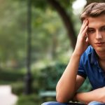 11 comportements révélateurs du mal-être profond chez les hommes: apprenez à les repérer et à les comprendre