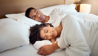 Couple qui dort paisiblement