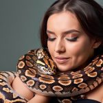 Elle dort avec son python chaque soir, un vétérinaire lui révèle une vérité terrifiante
