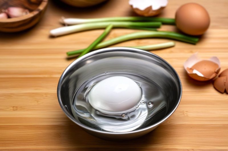 Éplucher facilement vos œufs durs en ajoutant ça dans l'eau avant la cuisson !