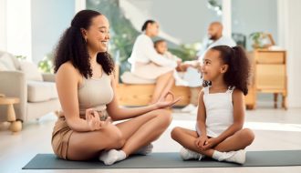 Pratiquer la pleine conscience en famille : activités pour renforcer les liens et cultiver le bien-être