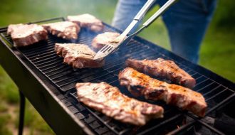 3 astuces incontournables pour redonner vie à votre grille de barbecue encrassée